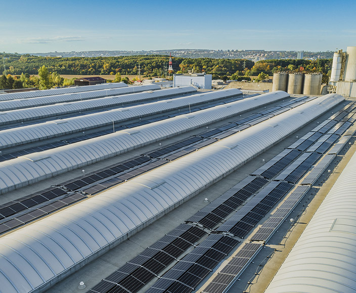 Těžké stroje rozbíhá elektřina ze solární elektrárny o výkonu 894 kWp.