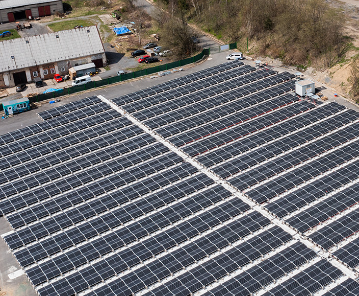 Udržitelný rozvoj ve stavebnictví podtrhuje pozemní solární elektrárna o výkonu 999 kWp.