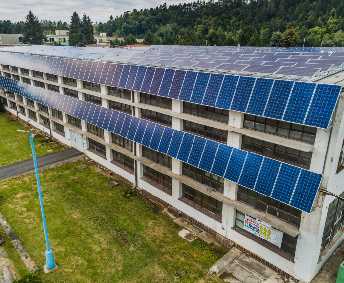 Solární elektrárna o výkonu 499 kWp na střeše i fasádě